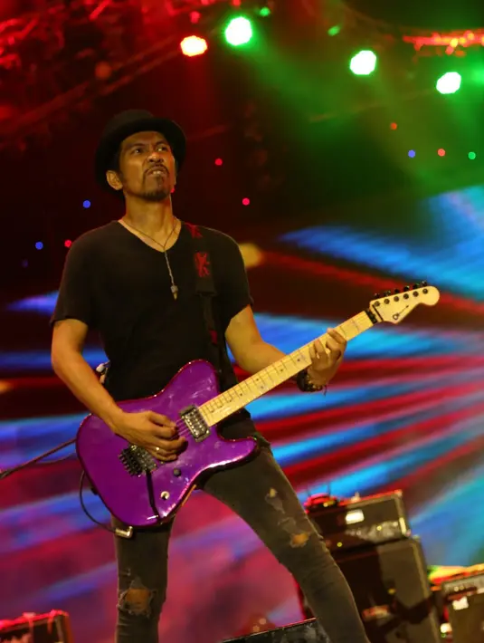 Ridho dan anggota Slank lainnya berhasil memanaskan panggung Jakarta Fair 2015. (Fathan Rangkuti/bintang.com)