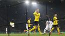 Gelandang Dortmund, Marco Reus, merayakan gol ke gawang Tottenham pada laga leg pertama babak 16 besar Liga Europa di Stadion Signal Iduna Park, Jerman, Kamis (10/3/2016). Dortmund berhasil menang 3-1 atas Tottenham. (Reuters/Wolfgang Rattay)