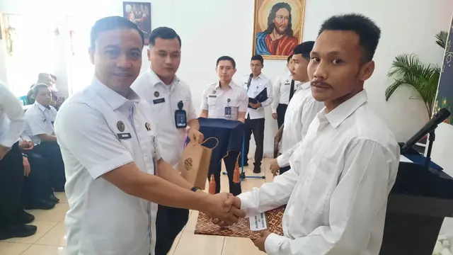 Kepala Rutan Kelas I Depok, Agung Nurbani saat memberikan remisi khusus Natal kepada narapidana.