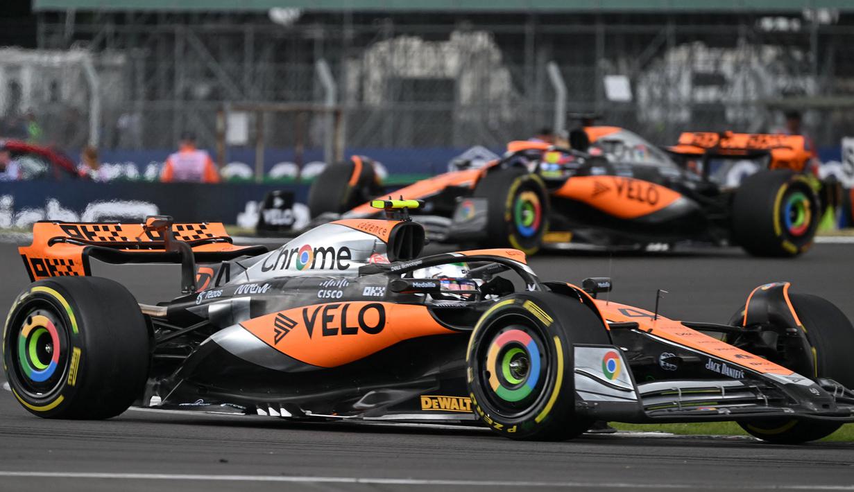 Pembalap McLaren, Lando Norris dan Oscar Piastri memacu mobilnya saat balapan Formula 1 GP Inggris di Sirkuit Silverstone, Inggris, 9 Juli 2023. (AFP/Andrej Isakovic)