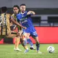 Pemain Persib Bandung, Marc Klok mengumpan bola pada laga lanjutan pekan ke-3 BRI Liga 1 2023/2024 antara Persib Bandung melawan Dewa United FC di Stadion Gelora Bandung Lautan Api (GBLA), Bandung, Jumat (14/07/2023). (Bola.com/Bagaskara Lazuardi)