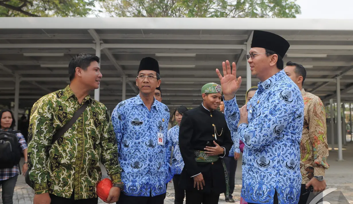Ahok mengenakan seragam korpri saat blusukan ke kios PKL di IRTI Monas, Senin (10/11/2014),  (Liputan6.com/Herman Zakharia)