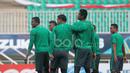 Keakraban pemain Timnas Indonesia pada sesi uji coba lapangan jelang leg pertama Final Piala AFF 2016  di Stadion Pakansari, Bogor (13/12/2016).  (Bola.com/Nicklas Hanoatubun)