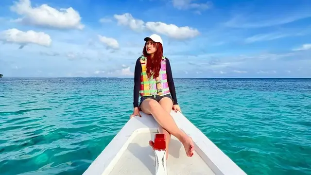 Happy Asmara Saat Pandangi Lautan, Gaya di Kapal Curi Perhatian