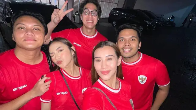 Potret El Rumi nobar timnas bareng pasangan Aaliyah-Thariq dan Mahalini-Rizky (Sumber: Instagram/@elelrumi)