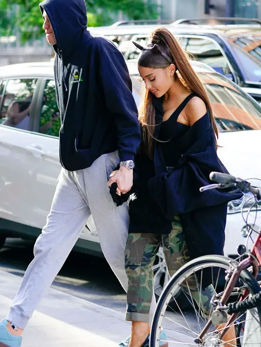 Tak hanya itu, Ariana mengatakan bahwa cara Pete melamar tidak memakai basa-basi dan itu membuatnya bahagia. (SplashNews- HollywoodLife)