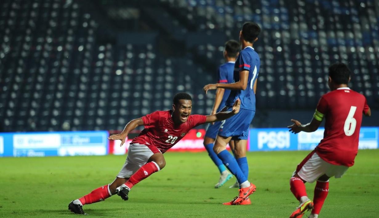 Ramai Rumakiek. Sayap Timnas Indonesia berusia 19 tahun ini melakukan debutnya saat diturunkan Shin Tae-yong dan langsung mencetak gol di leg pertama saat Indonesia menang 2-1 atas Chinese Taipei. Tak lama usai mencetak gol, ia ditarik keluar akibat mengalami cedera. (Dok. PSSI)