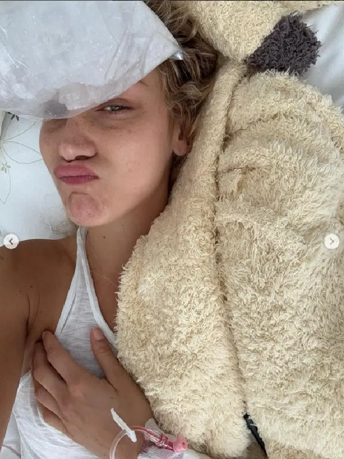 Bella Hadid Unggah Foto Lengan Diinfus, Kembali Diserang Lyme Disease?