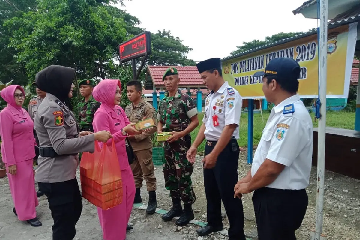 Emak-emak Bhayangkari berbagi takjil berbuka kepada para petugas yang melaksanakan operasi ketupat 2019 di Kepulauan Selayar (Liputan6.com/ Eka Hakim)