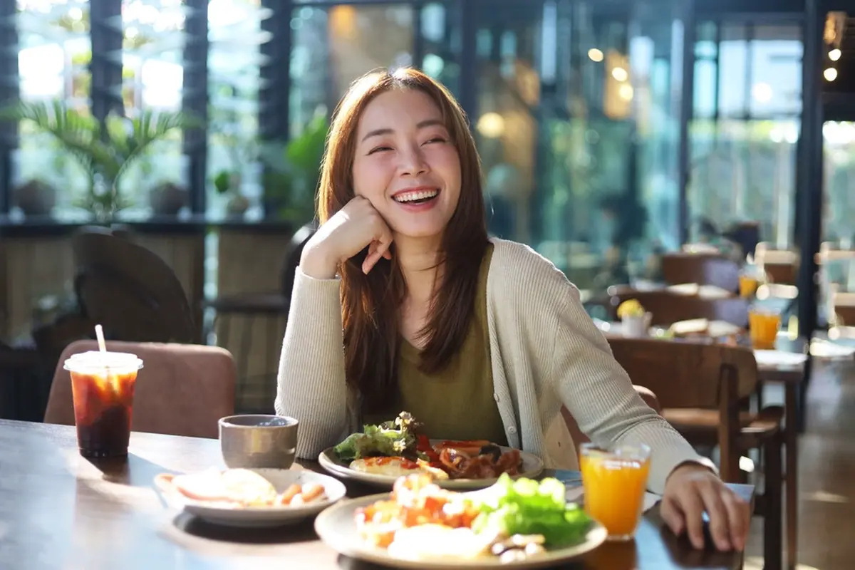 perempuan makan siang santai