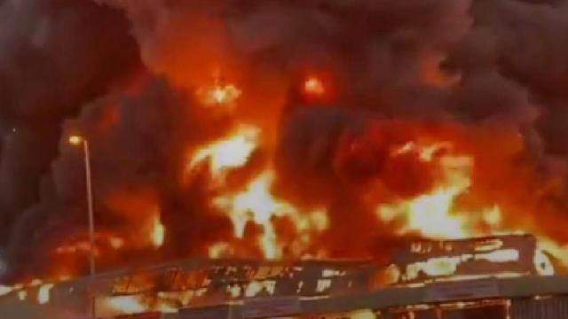 Tangki BBM di Bandara Internasional Dubai, Uni Emirat Arab terbakar hebat imbas serangan drone milik Iran, Senin (16/3). Akibatnya, seluruh penerbangan dari dan menuju bandara tersebut mengalami gangguan. Bandara Internasional Dubai juga telah ditutup selama beberapa hari sejak dimulainya perang ...