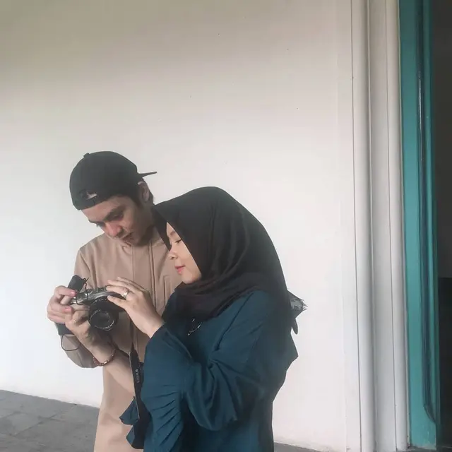 6 Potret Kebersamaan Angga Yunanda dan Kakak, Bak Sepasang Kekasih