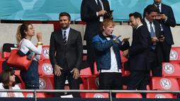David Beckham (kiri) dan Ed Sheeran (kanan) menonton pertandingan babak 16 besar Euro 2020 antara Inggris dan Jerman di Stadion Wembley, London, Inggris, Selasa (29/6/2021). Inggris menang 2-0. (Photo by JUSTIN TALLIS/POOL/AFP)