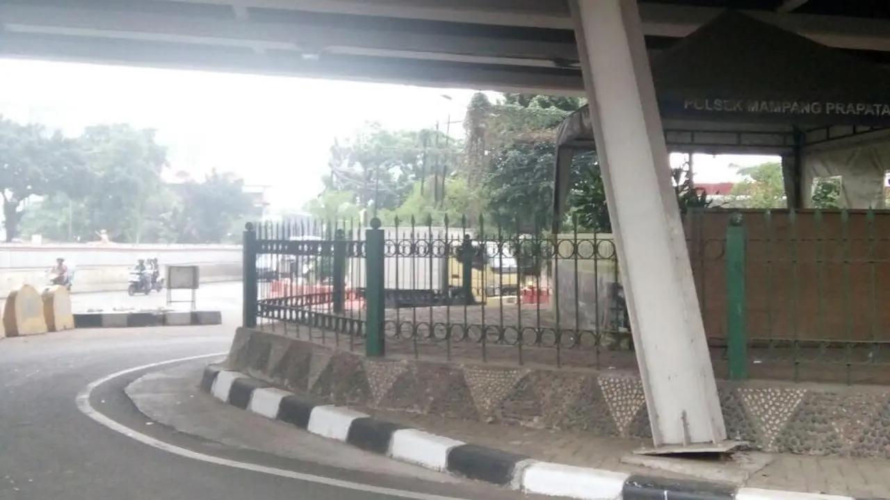 Tiang portal pelindung flyover Mampang