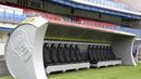 Bench pemain dari klub asal Ceska, Viktoria Plazen, berbentuk kaleng bir yang berada di Stadion Doosan Arena, Ceska, Rabu (26/7/2017). (AP/Martin Skala)