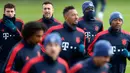 Pemain Bayern Munchen Benjamin Pavard (belakang kiri), Ivan Perisic (belakang tengah), dan Alphonso Davies (belakang kanan) saat sesi latihan jelang menghadapi Tottenham Hotspur di Liga Champions, Munich, Jerman, Selasa (10/12/2019). (AP Photo/Matthias Schrader)