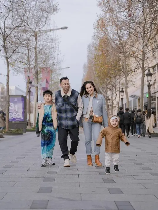 <p>Rayyanza tampil imut dengan mengenakan hoodie dan leather jacket. Penampilan lucu Rayyanza ini pun mendapatkan berbagai macam komentar dari netizen. [Foto: instagram.com/raffinagita1717]</p>