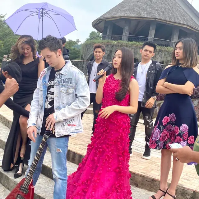 6 Potret Kebersamaan Natasha Wilona dan The Junas Monkey di Balik Layar, Kompak