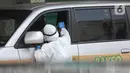 Warga menjalani tes usap (swab test) drive-thru di GSI Lab (Genomik Solidaritas Indonesia Laboratorium), Cilandak, Senin (19/10/2020). Dalam Raperda Penanggulangan Covid-19 akan mengatur sanksi Rp 5 juta bagi warga Jakarta yang menolak menjalani tes usap dan tes cepat. (Liputan6.com/Faizal Fanani)