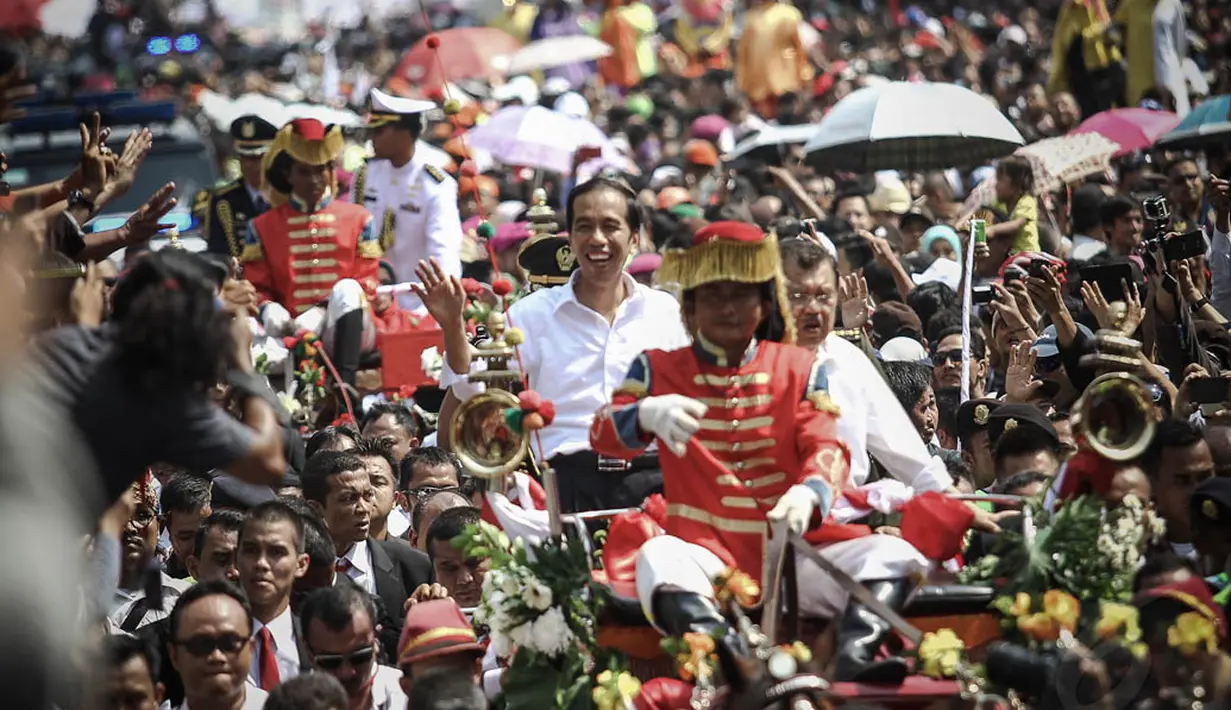 Jokowi dan Jusuf Kalla saat diarak ratusan ribu warga dari Bundaran HI menuju Istana Negara, (20/10/14). (Liputan6.com/Faizal Fanani)
