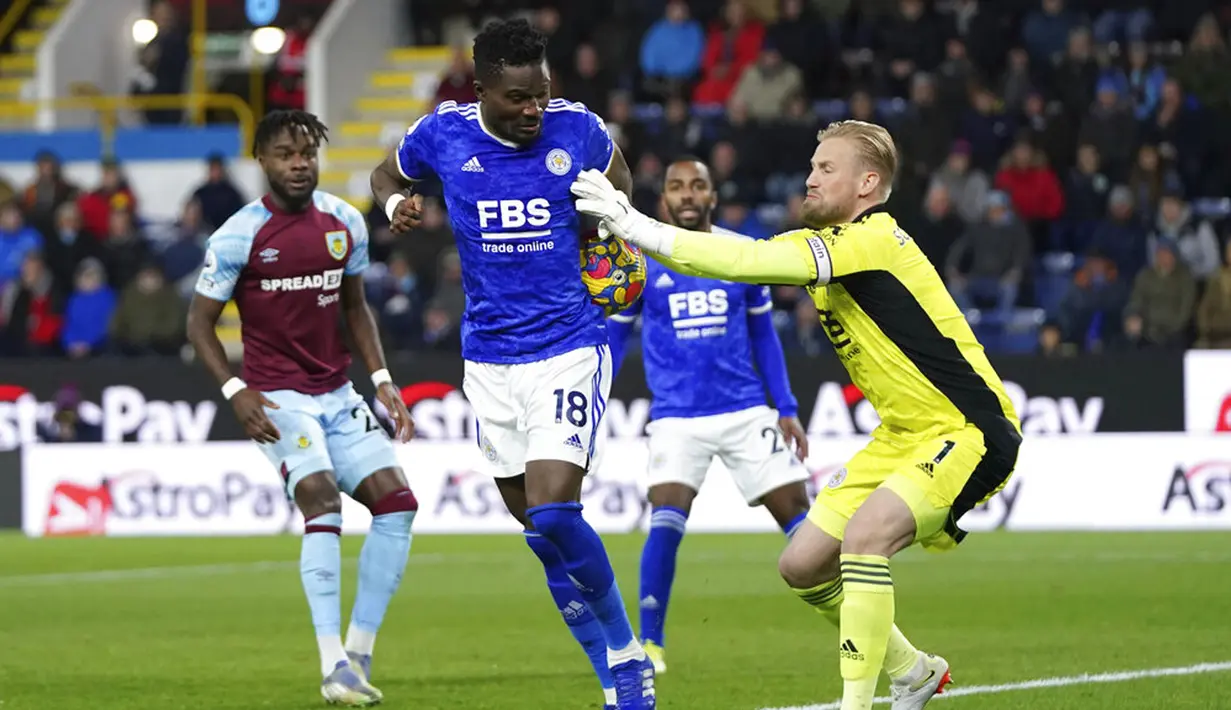 Penjaga gawang Leicester City Kasper Schmeichel (kanan) melakukan upaya penyelamatan saat melawan Burnley pada pertandingan Liga Inggris di Stadion Turf Moor, Burnley, Inggris, 1 Maret 2022. Leicester City menang 2-0. (AP Photo/Jon Super)