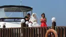 Sedangkan pengantin perempuan Angel Lelga terlihat cantik dengan gaun putih di atas speed boat. Diatas speed boat tersebut, Vicky mengungkapkan rasa cintanya kembali pada mantan istri siri Rhoma Irama tersebut. (Nurwahyunan/Bintang.com)
