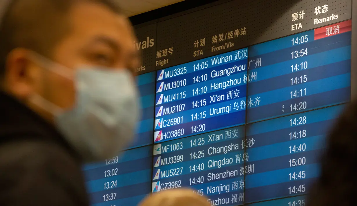 Sebuah papan informasi memperlihatkan jadwal penerbangan dari Wuhan yang dibatalkan di Bandara Internasional Ibu Kota Beijing pada Kamis (23/1/2020). Pemerintah China menghentikan semua penerbangan dan kereta api yang meninggalkan Wuhan, kota pusat penyebaran virus korona. (AP/Mark Schiefelbein)