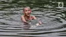 Seorang anak berenang di rawa pesisir Muara Baru, Cilincing, Jakarta, Minggu (15/8/2021). Anak-anak setempat memanfaatkan rawa sebagai wahana berenang akibat keterbatasan lahan bermain di wilayah pesisir tersebut. (merdeka.com/Iqbal S Nugroho)
