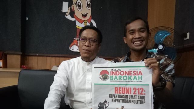 Komisioner Bawaslu Garut menunjukan tabloid Indonesia Barokah