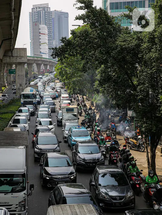 Kendaraan terjebak macet di Jalan Kapten Tendean, Mampang Prapatan, Jakarta, Senin (7/6/2021). Kemacetan arus lalu lintas dari arah Jalan Kapten Tendean menuju kawasan Blok M disebabkan penyempitan jalan karena adanya proyek galian SJUT yang memakan sebagian badan jalan. (Liputan6.com/Faizal Fanani)