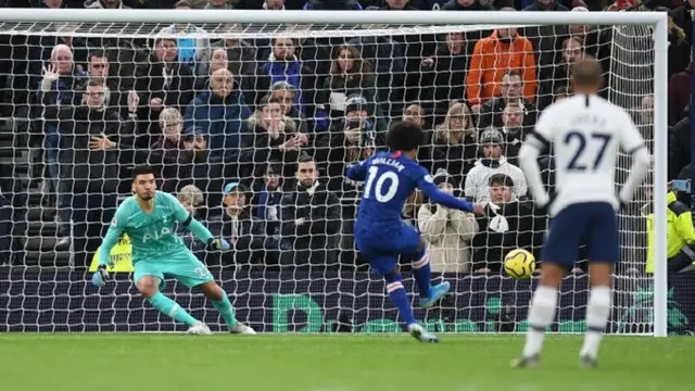 Winger Chelsea, Willian, kala mengeksekusi penalti ke gawang Tottenham Hotspur