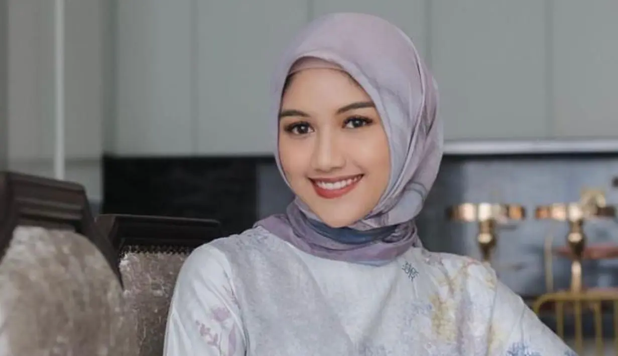 <p>Diunggah Kaesang Pangarep, pesona Erina Gudono berbalut blouse dan hijab warna pastel dibanjiri pujian oleh warganet. [Foto: IG/kaesangp].</p>