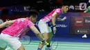 Pebulu tangkis ganda putra Indonesia, Pramudya Kusumawardana/Yeremia Rambitan mengembalikan  kok saat bertanding melawan Lee Yang/Wang Chi Lin dari Taipe dalam babak 16 besar East Ventures Indonesia Open 2022 di Istora Senayan, Jakarta, Kamis (16/6/2022). Pramudya/Yeremia menang dengan skor 21-16, 17-21 dan 21-14. (Liputan6.com/Faizal Fanani)