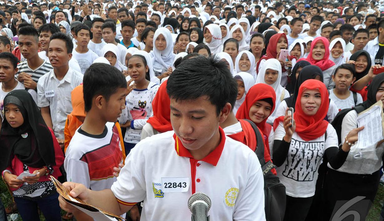 Acara ini dalam rangka pemecahan rekor Muri yakni pembacaan sumpah pemuda yang diikuti 23 ribu pelajar di Lubuklinggau, (17/10/14). (Liputan6.com/Miftahul Hayat)