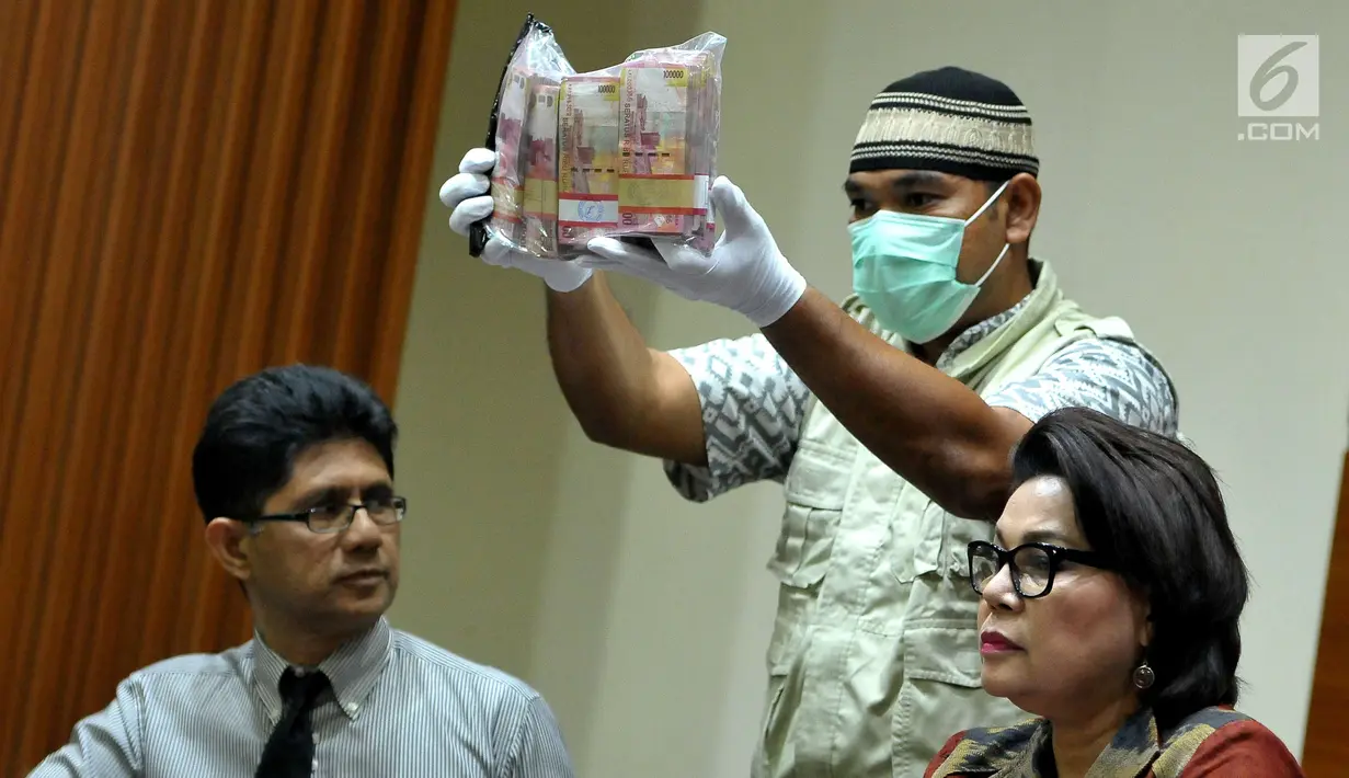 Pihak KPK menunjukan sejumlah uang barang bukti hasil Operasi Tangkap Tangan (OTT) yang melibatkan enam orang pejabat Jatim saat konfrensi pers di gedung KPK, Jakarta, Selasa (6/6). (Liputan6.com/Helmi Afandi)