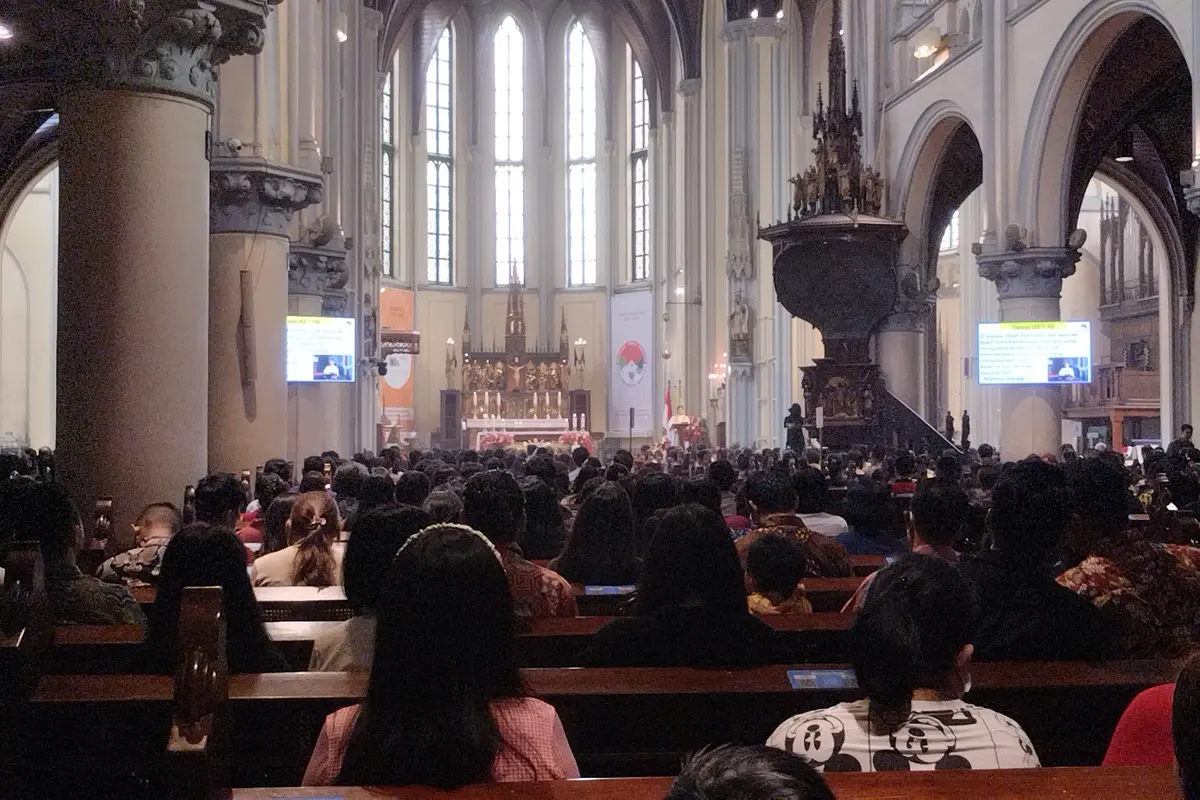 Ribuan Umat Katolik jemaat Gereja Katedral, Jakarta Pusat mengikuti Misa Natal Senin (25/12/2023)