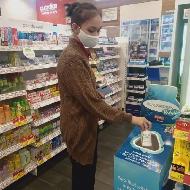 Menukar Botol Plastik Bekas Minyak Ikan untuk Menjaga Laut Tetap Bersih