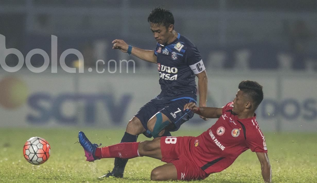 Bek Arema FC, Beny Wahyudi, menghindari tekel dari gelandang Semen Padang, Irsyad Maulana. Ketika itu untuk lolos Singo Edan membutuhkan kemenangan dengan selisih dua gol atau artinya mereka harus mencetak empat gol. (Bola.com/Vitalis Yogi Trisna)