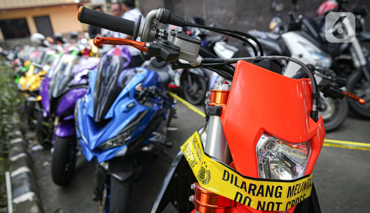 Motor gede (moge) sitaan milik tersangka Quotex, Doni Salmanan terparkir di halaman Bareskrim Polri, Jakarta, Senin (14/3/2022). Dittipidsiber Bareskrim Polri menyita mobil Porsche, Lamborghini hingga belasan motor gede (moge) milik Doni Salmanan. (Liputan6.com/Faizal Fanani)
