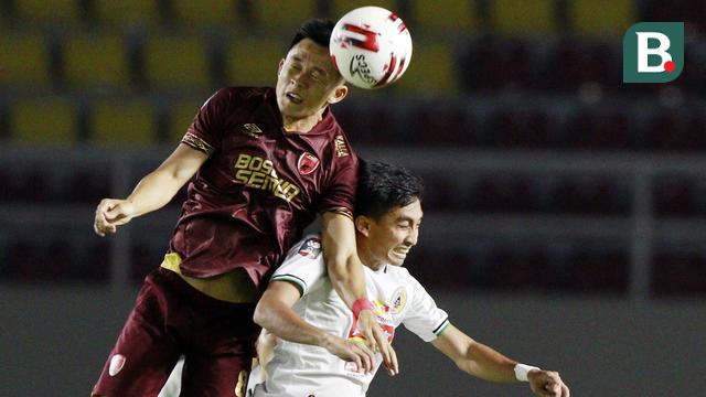 FOTO: Irfan Jaya Bawa PS Sleman Unggul di Babak Pertama saat Melawan PSM Makassar