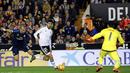 Gelandang Valencia, Andre Gomes, berhasil melewati hadangan bek Real Madrid, Pepe, pada laga La Liga Spanyol. Valencia kini berada pada posisi 10 klasemen sementara. (EPA/Juan Carlos Cardenas)
