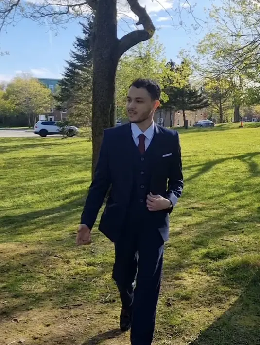 Tampak Shawn mengenakan setelan jas warna navy dan dasi coklat. Dipadukan celana panjang warna senada. [@andisorayabeatrix]