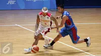 Pebasket Indonesia, Mario Wuysang (kiri) berusaha mengecoh pemain Filipina, Baser Amer dalam laga penyisihan Grup A SEA Games 2015 di OCBC Arena Hall, Singapura, Rabu (10/6/2015). Indonesia kalah 52-81. (Liputan6.com/Helmi Fithriansyah)