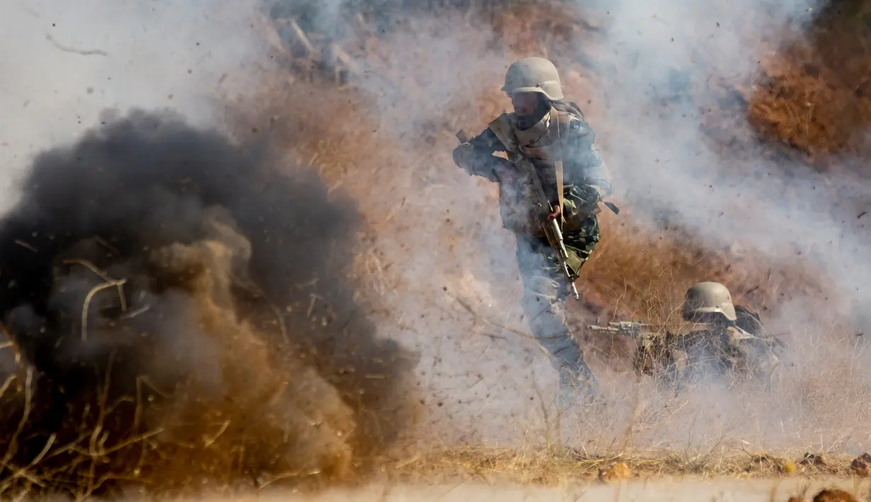 Pasukan elite Suriah mengikuti latihan militer yang dipimpin oleh tentara Rusia di sebuah pangkalan militer di Yafour, Suriah, Selasa (24/9/2019). Pasukan elite Suriah dilatih menembak dari senapan mesin dan sistem pertahanan udara. (AP Photo/Alexander Zemlianichenko)