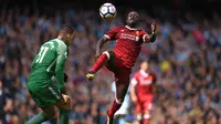 Penyerang Liverpool, Sadio Mane, berebut bola dengan kiper Manchester City, Ederson Moraes, pada laga Premier League di Stadion Ettihad, Manchester, Sabtu (9/9/2017). Akibat insiden ini Ederson mengalami luka parah. (AFP/Oli Scarff) 