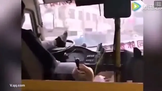 sopir bus mengendara hanya menggunakan kaki
