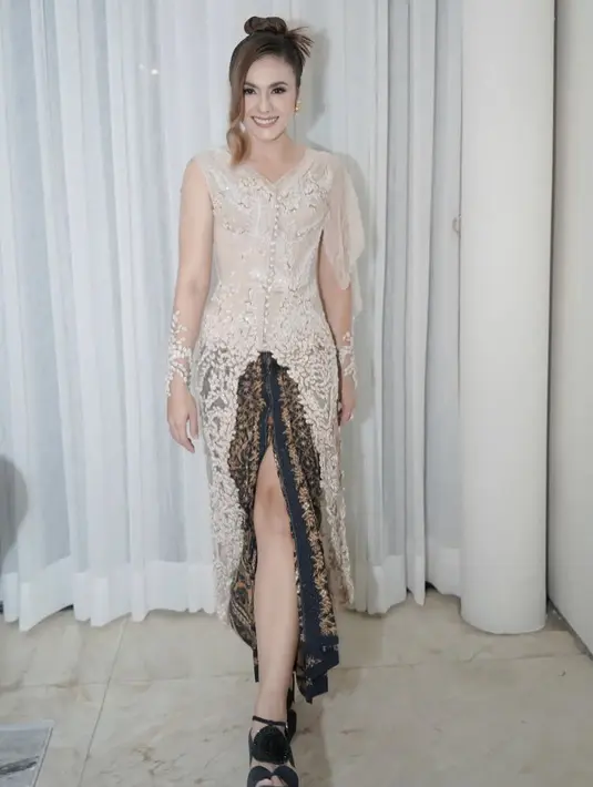 Wulan Guritno dibalut kebaya modern dari desainer Eddy Betty dengan bawah kain yang memamerkan kaki jenjangnya. @wulangurtino