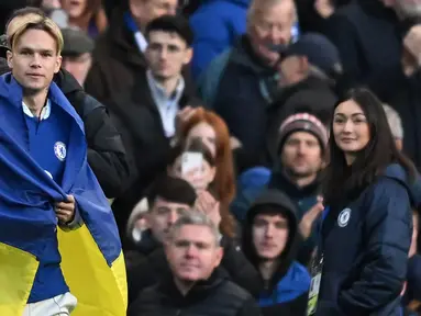 Pemain anyar Chelsea, Mykhailo Mudryk diperkenalkan ke penonton saat jeda babak pertama dalam pertandingan Liga Inggris antara Chelsea melawan Crystal Palace di Stamford Bridge, Sabtu (15/1/2023). Chelsea harus merogoh kocek 100 juta euro untuk mendatangkan Mykhaylo Mudryk ke Stamford Bridge. (AFP/Ben Stansall)