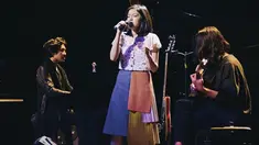 Ify nama panggilannya, kini masih tetap aktif di dunia tarik suara. Dirinya kini memilih bersolo karir dengan bernyanyi dan menciptakan lagu sendiri. Penampilannya di atas panggung permusikan masih mengundang decak kagum dari penggemarnya. (Liputan6.com/IG/@ifyalyssa)