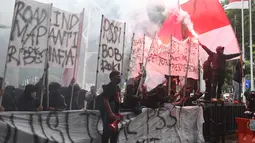 Dalam aksinya, penghuni Tribun Selatan itu menuntut perubahan mendasar dalam tubuh federasi. Tampak dalam foto, suporter timnas Indonesia, Ultras Garuda, saat menggelar aksi unjuk rasa di depan Kantor PSSI, GBK Arena, Senayan, Jakarta Pusat, Jumat (14/11/2025). (Bola.com/M Iqbal Ichsan)